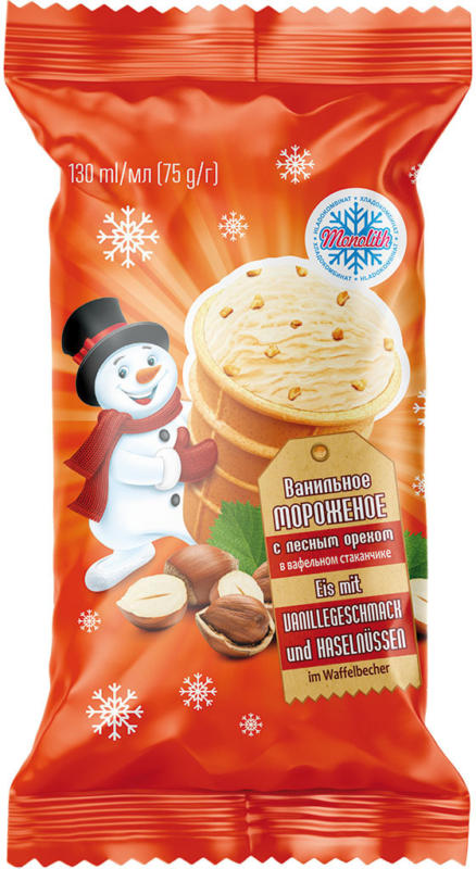 Eis mit Vanillegeschmack und Haselnüssen im Waffelbecher