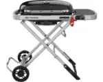 Hornbach Weber Gasgrill Traveler H 100 cm schwarz, 1 Edelstahlbrenner ,Grillroste aus porzellanemaillierten Gusseisen, robustes Fahrgestell, automatische Deckelverrieglung