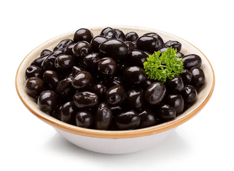 Черни маслини от свежата витрина