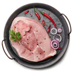 Свински бут с кост и кожа от свежата витрина