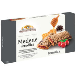 Serbisches Strudelgebäck mit einer Füllung mit Preiselbeeren in Schokoladenglasur, garniert mit weißer Zuckerware