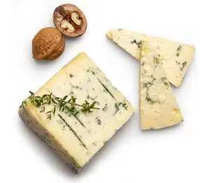 Bergader Синьо сирене Gran Bavarese от свежата витрина