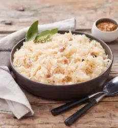 Choucroute cuisinée aux lardons et au vin blanc