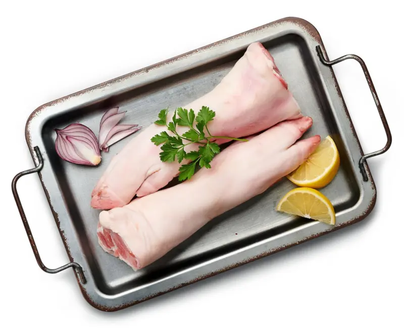 Свински крака от свежата витрина