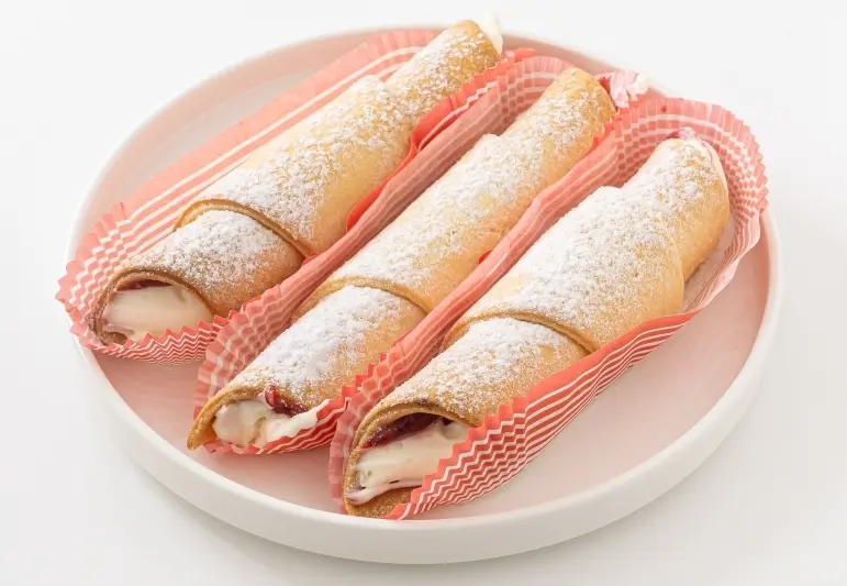 Schaumrollen aus Mürbeteig mit Himbeeren