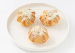 Windbeutel Typ Himbeere und Pistazien