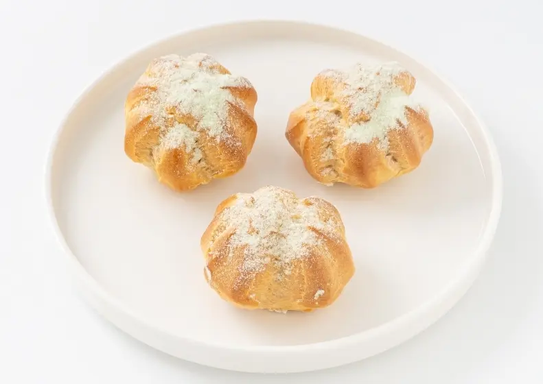 Windbeutel Typ Himbeere und Pistazien