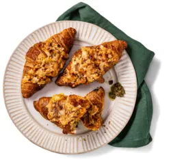 Кроасан с песто и сушени домати