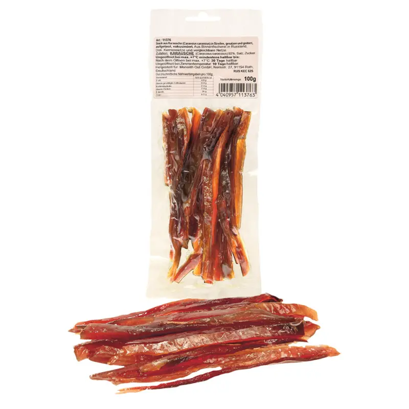 Snack aus Karausche (Carassius carassius) in Streifen, gesalzen und ged&ouml;rrt, aufgetaut, vakuumiert