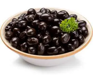 Черни маслини от свежата витрина