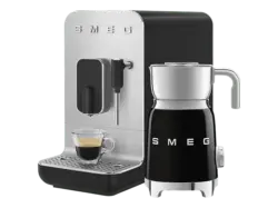 Smeg BCC12BLMEU Classic Kaffeevollautomat inkl. Milchaufsch&auml;umer (Schwarz, Integrierte Kaffeem&uuml;hle aus Edelstahl, 19 bar, Dampfd&uuml;se)