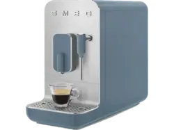 Smeg BCC12SBMEU Kaffeevollautomat (Storm Blue, Edelstahlmahlwerk, 19 bar)