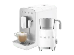 Smeg BCC12WHMEU Classic Kaffeevollautomat inkl. Milchaufsch&auml;umer (Wei&szlig;, Integrierte Kaffeem&uuml;hle aus Edelstahl, 19 bar, Dampfd&uuml;se)