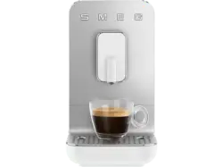 Smeg BCC11WHMEU Classic Kaffeevollautomat (Wei&szlig;, Kaffeem&uuml;hle aus Edelstahl, 19 bar)