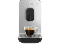 Smeg BCC11BLMEU Classic Kaffeevollautomat (Schwarz, Kaffeem&uuml;hle aus Edelstahl, 19 bar)