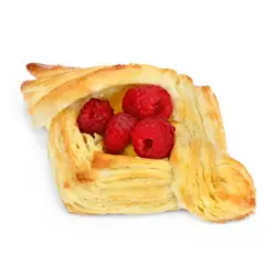 Кошничка с яйчен крем и малини от нашата пекарна