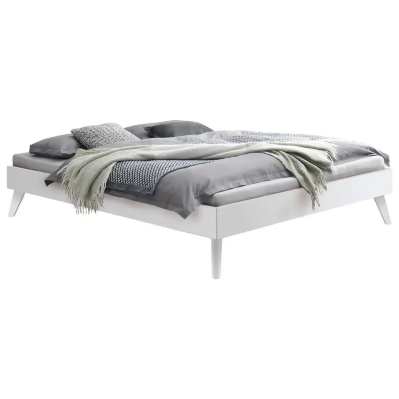 Bett in Wei&szlig;