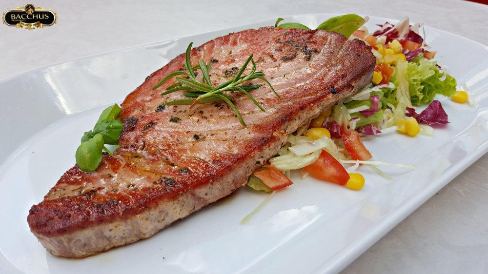 ThunfischSteak mit Salat als Beilage ️ Online von Bacchus Restaurant