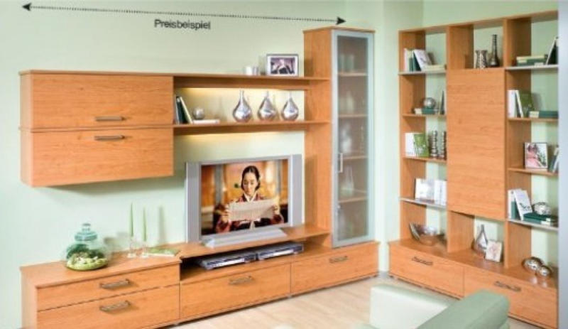 Moderne TV-Wohnwand mit Glasvitrine in Dekor Erle