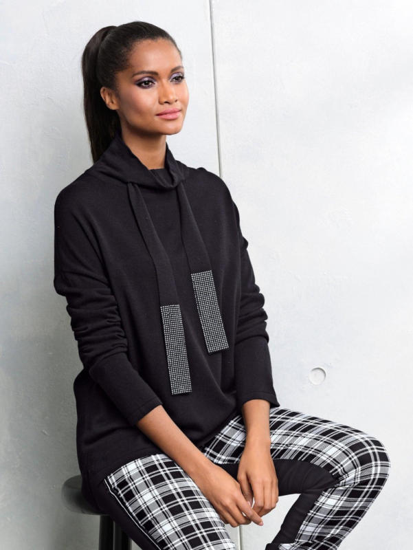 Alba Moda Pullover mit Schmucksteinen am Ausschnittband