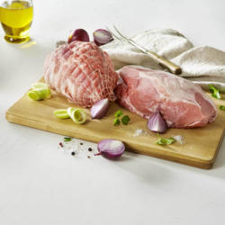 Frischer Schweinebraten, Schweinerollbraten oder Schweinegulasch aus der Schulter, je 1 kg