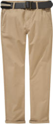 Jungen Chino mit Gürtel
