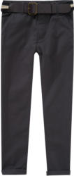 Jungen Chino mit Gürtel