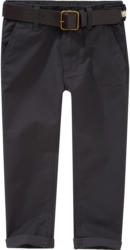 Jungen Chino mit Gürtel