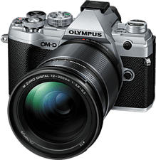 OLYMPUS OM-D E-M5 Mark III Body + M.Zuiko Digital ED 12-200mm F3.5-6.3 - Appareil photo à objectif interchangeable (Résolution photo effective: 20.4 MP) Argent