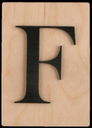 Holz-Buchstabe "F" im Scrabble-Style 10,5 x 14,8 cm braun