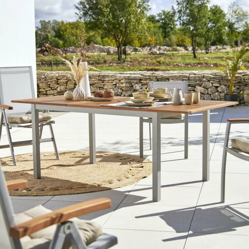Gartentisch aus Eukalyptusholz massiv